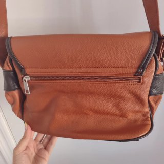 Bolso bandolera marrón con varios compartimentos