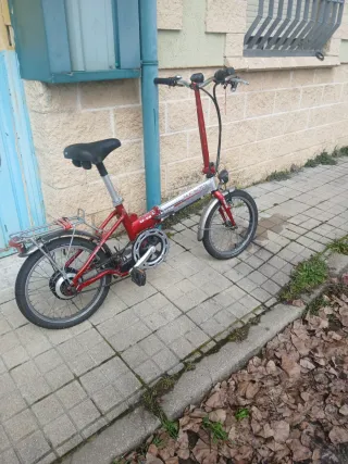 Bicicleta Monty plegable roja y plateada