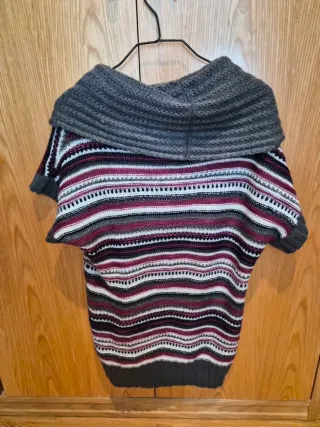 Jersey Canda C&A. Cuello alto, rayas multicolor. S