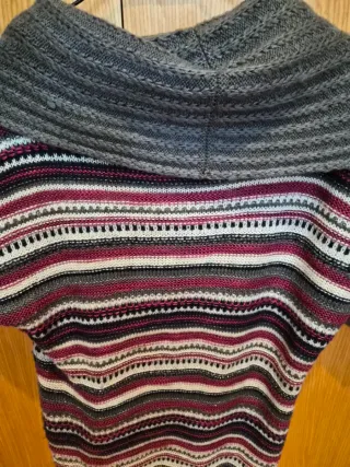 Jersey Canda C&A. Cuello alto, rayas multicolor. S