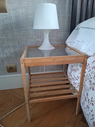 Mesitas de noche de madera y cristal