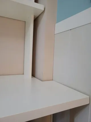 Escritorio con estantes