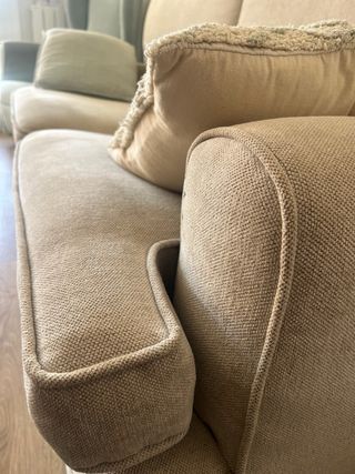 Sofá 3 plazas tela beige y cojines