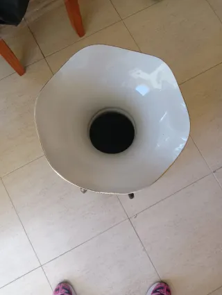 Jarrón de cerámica con base de madera