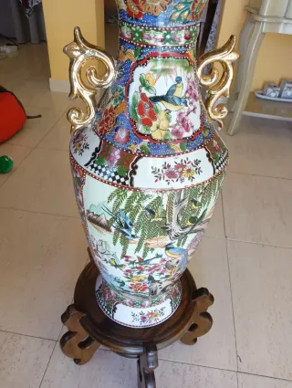 Jarrón de cerámica con base de madera