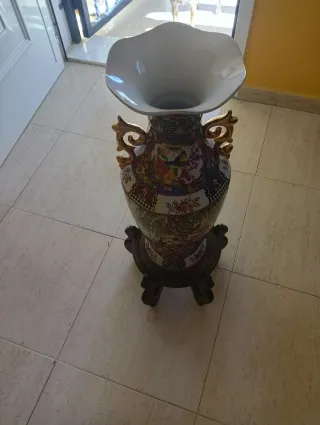 Jarrón de cerámica con base de madera