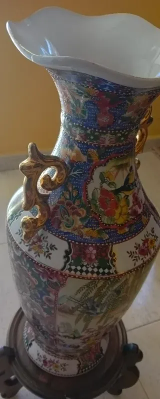 Jarrón de cerámica con base de madera