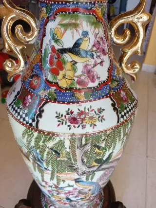 Jarrón de cerámica con base de madera