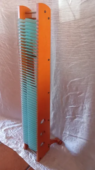 Torre para CDs de madera y plástico