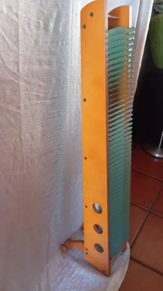 Torre para CDs de madera y plástico