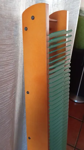 Torre para CDs de madera y plástico