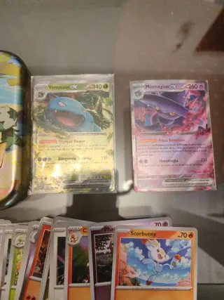 Lata Pokémon Pikachu + 50 Cartas Español + EX