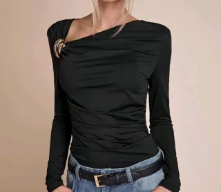 Top negro manga larga con detalle dorado