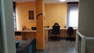 Mesa de escritorio de madera y plástico