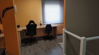 Mesa de escritorio de madera y plástico