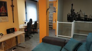 Mesa de escritorio de madera y plástico