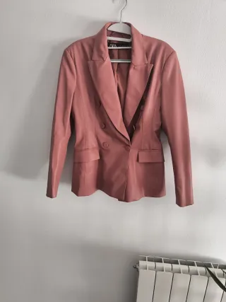 Americana Zara Rosa Doble Botonadura. Polipiel.