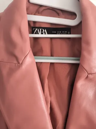 Americana Zara Rosa Doble Botonadura. Polipiel.