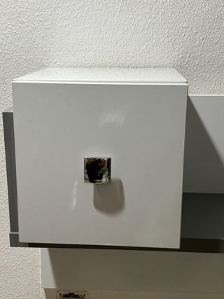 Mueble de entrada blanco y gris.