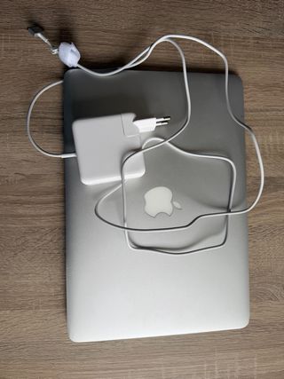 MacBook Air 13”  i5 · 8GB RAM · 256GB SSD