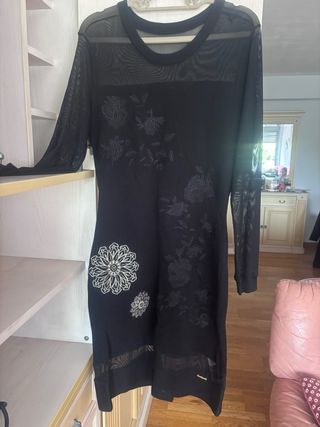 Vestido Desigual Negro con Bordados Dorados
