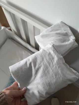 Cuna de bebé con accesorios