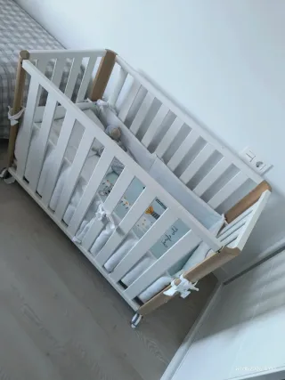 Cuna de bebé con accesorios