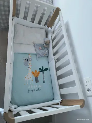 Cuna de bebé con accesorios