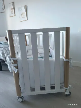 Cuna de bebé con accesorios