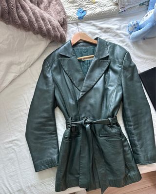 Blazer de piel verde con cinturón