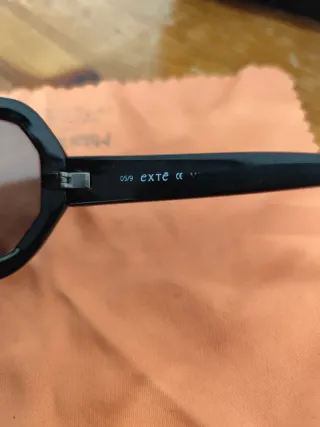 Occhiali da sole vintage Extè a mascherina neri.