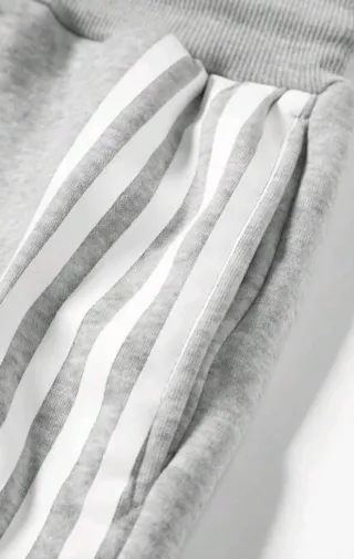 Fato de Treino Cinzento com Emblema