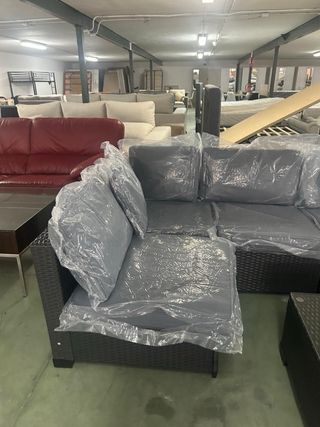 Conjunto de terraza gris con mesa de cristal