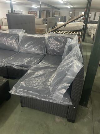Conjunto de terraza gris con mesa de cristal