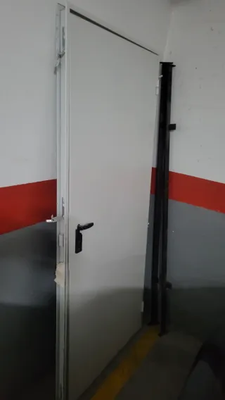 Puerta trastero blanca