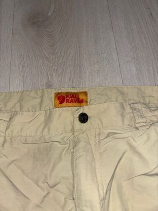 Pantalones Fjallraven trekking senderismo beige