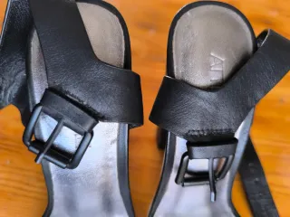 Sandalias de cuero tacón alto negras y plateadas