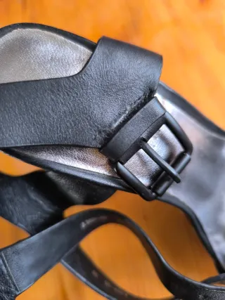 Sandalias de cuero tacón alto negras y plateadas