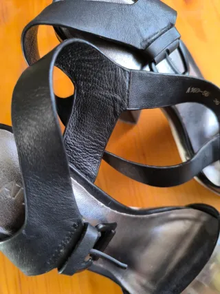 Sandalias de cuero tacón alto negras y plateadas