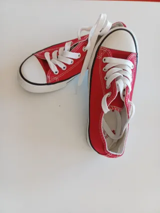 Zapatillas deportivas rojas y blancas