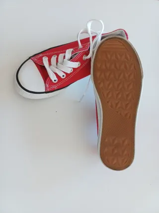 Zapatillas deportivas rojas y blancas