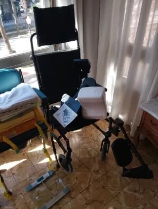 Conjunto de sillas de ruedas y silla urinaria