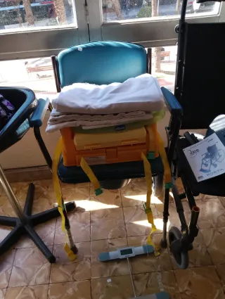 Conjunto de sillas de ruedas y silla urinaria