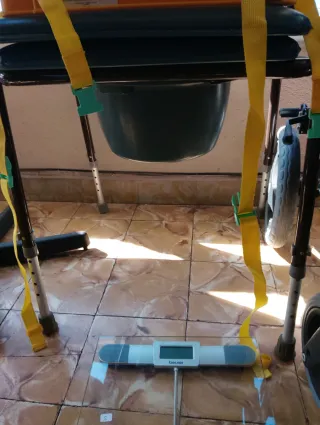 Conjunto de sillas de ruedas y silla urinaria