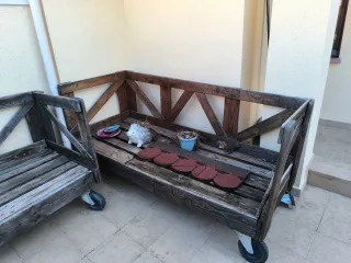 Dos sofás y una mesa para el patio de palets