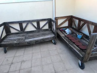 Dos sofás y una mesa para el patio de palets