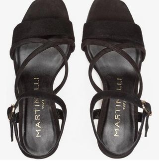 Sandalias de piel negras con tacón dorado