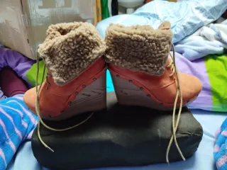 Botines de cuña y lana color naranja