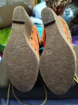 Botines de cuña y lana color naranja