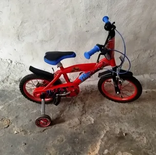 Bicicleta infantil roja con ruedines